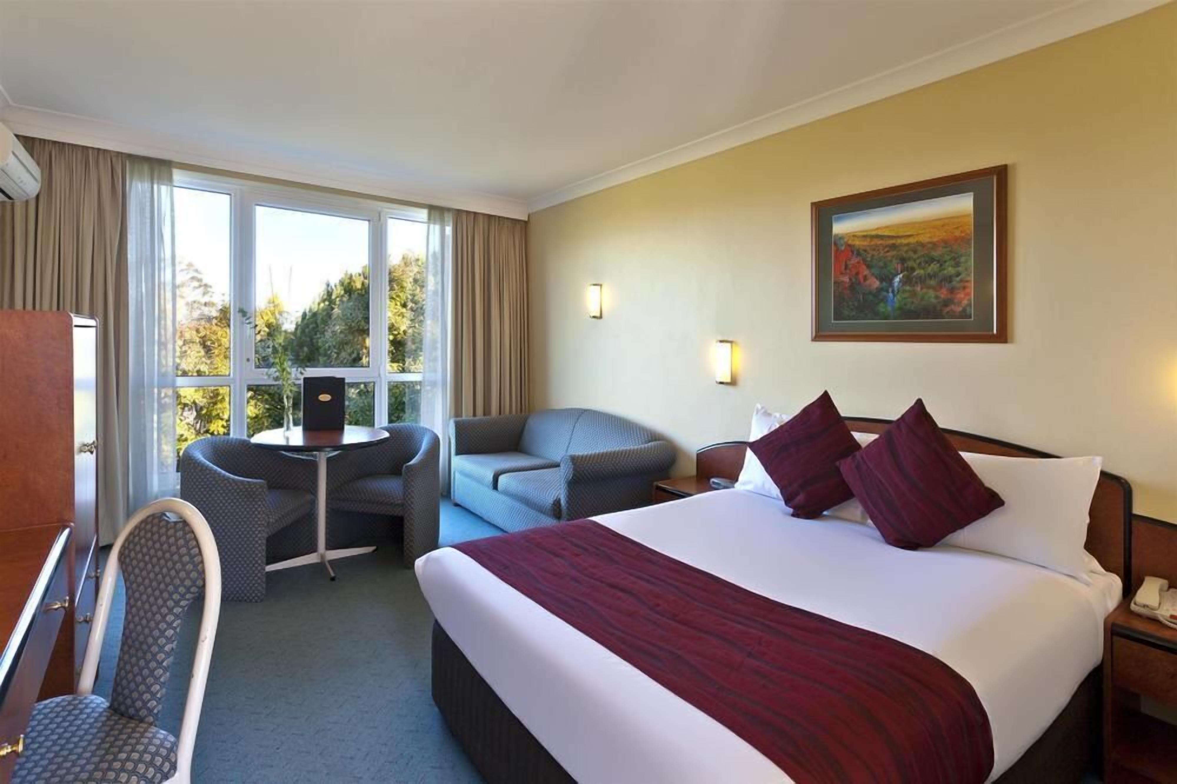 Room, 1 Queen Bed | In-room safe, desk, blackout drapes, soundproofing