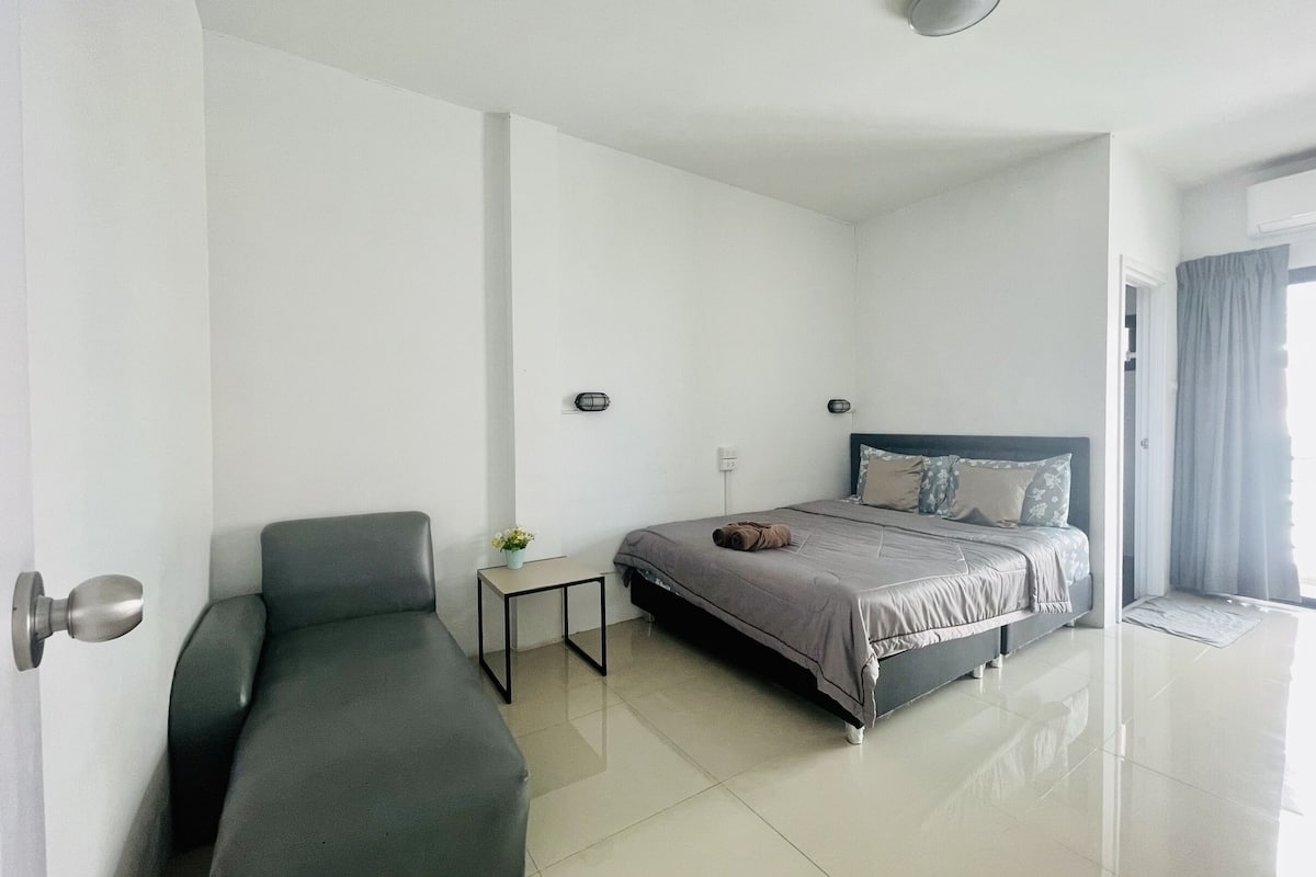 Basic Studio, 1 Queen Bed | Iron/ironing board, free WiFi, bed sheets