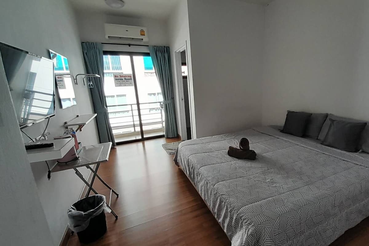 Comfort Studio, 1 King Bed | Iron/ironing board, free WiFi, bed sheets