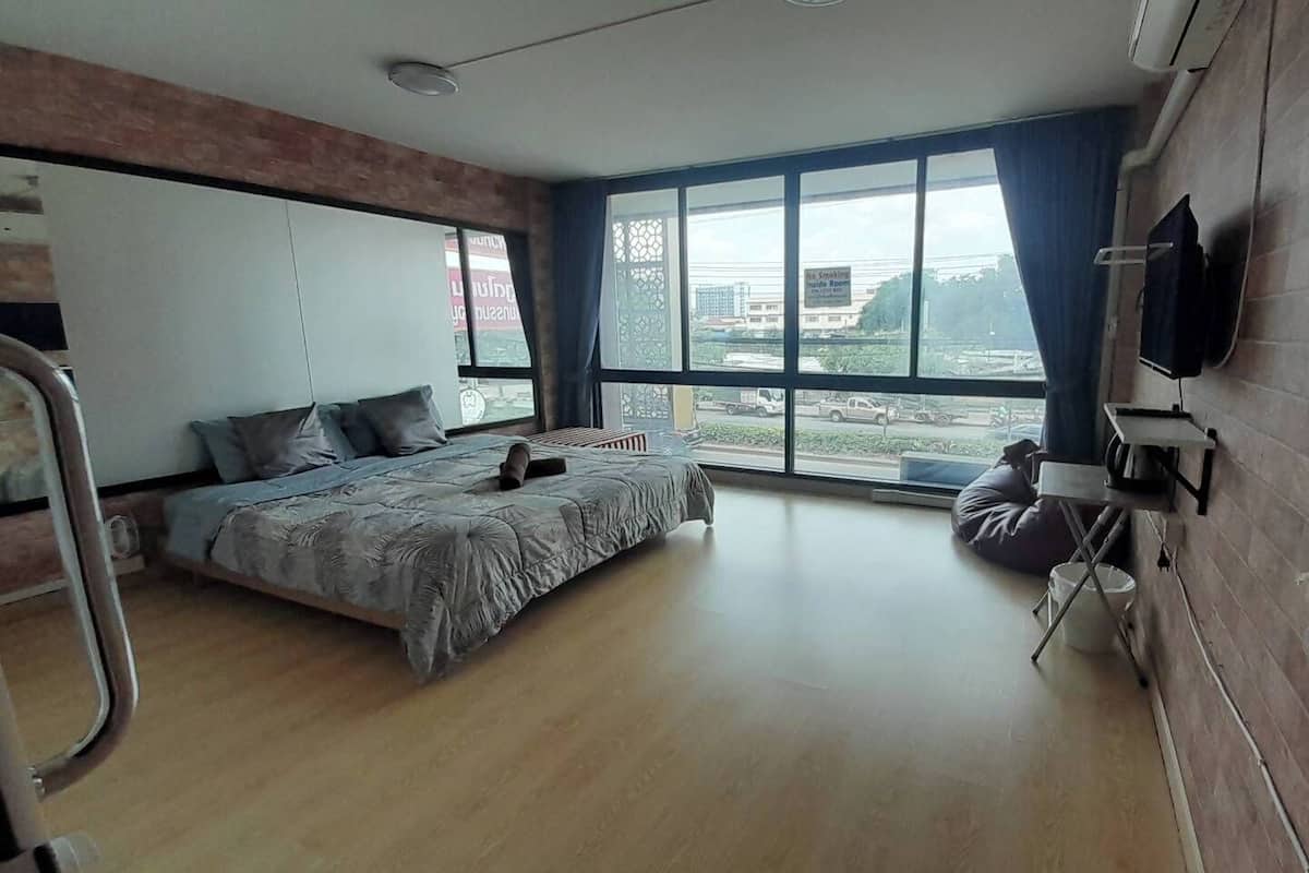 Economy Double Room, 1 King Bed | Iron/ironing board, free WiFi, bed sheets