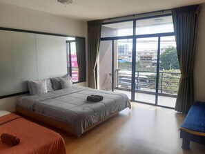 Tabla de planchar con plancha, wifi gratis y ropa de cama 