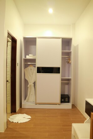 Cofres nos quartos, escrivaninha, camas extras/dobráveis (sobretaxa)