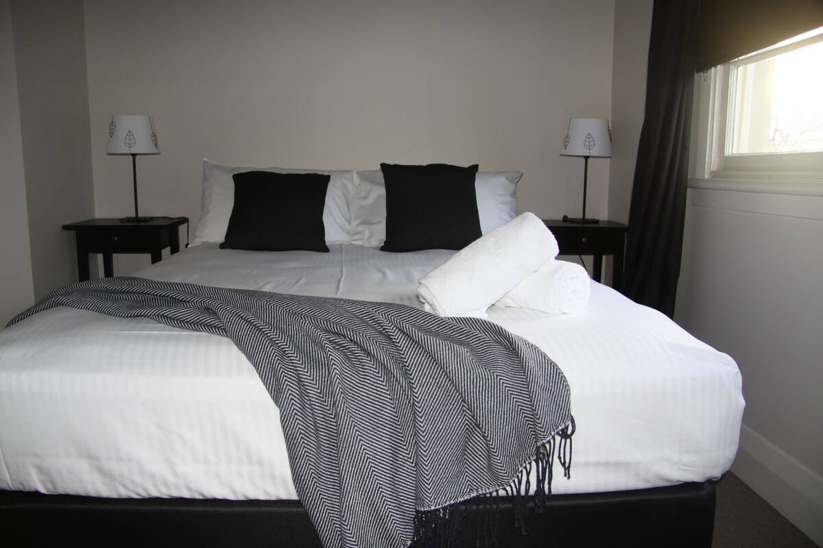 2 Schlafzimmer, hochwertige Bettwaren, Bügeleisen/Bügelbrett