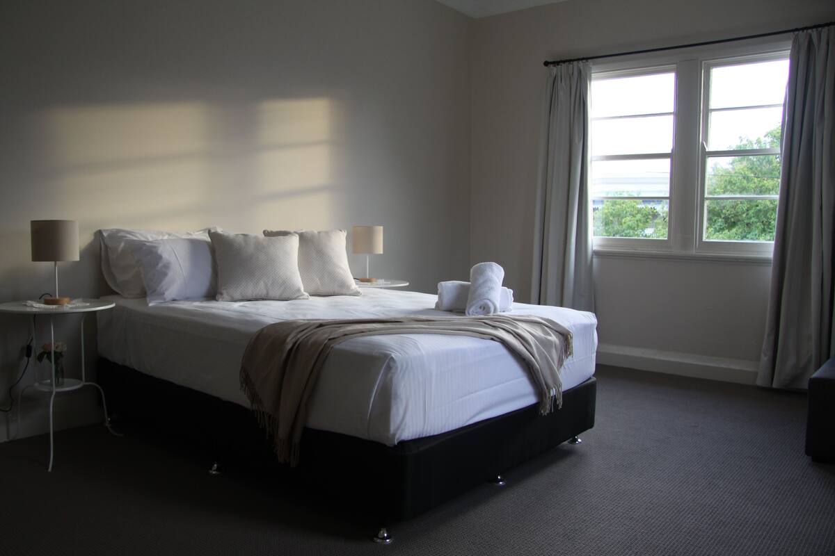 2 Schlafzimmer, hochwertige Bettwaren, Bügeleisen/Bügelbrett