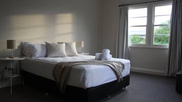 2 Schlafzimmer, hochwertige Bettwaren, Bügeleisen/Bügelbrett
