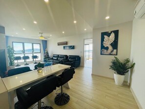 Căn hộ, 2 phòng ngủ (Ocean & City View) | Khu phòng khách | TV màn hình phẳng 51-inch có truyền hình cáp, TV 