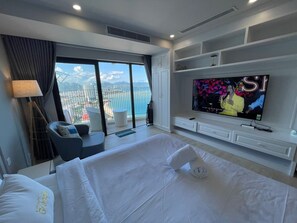 Căn hộ, 2 phòng ngủ (Ocean & City View) | Bộ trải giường bằng vải Frette của Ý, bộ đồ giường cao cấp 