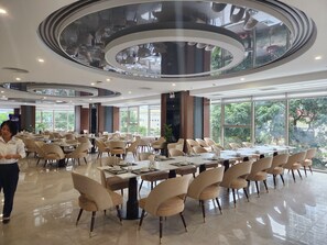 2 restaurants, breakfast served - Nha Trang Bay Apartment (Nha Trang)