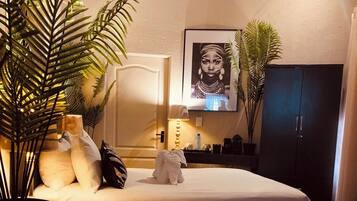 Een bureau, een strijkplank/strijkijzer, gratis wifi