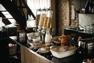 Free daily English breakfast