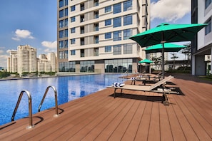 Piscine extérieure, parasols de plage, chaises longues