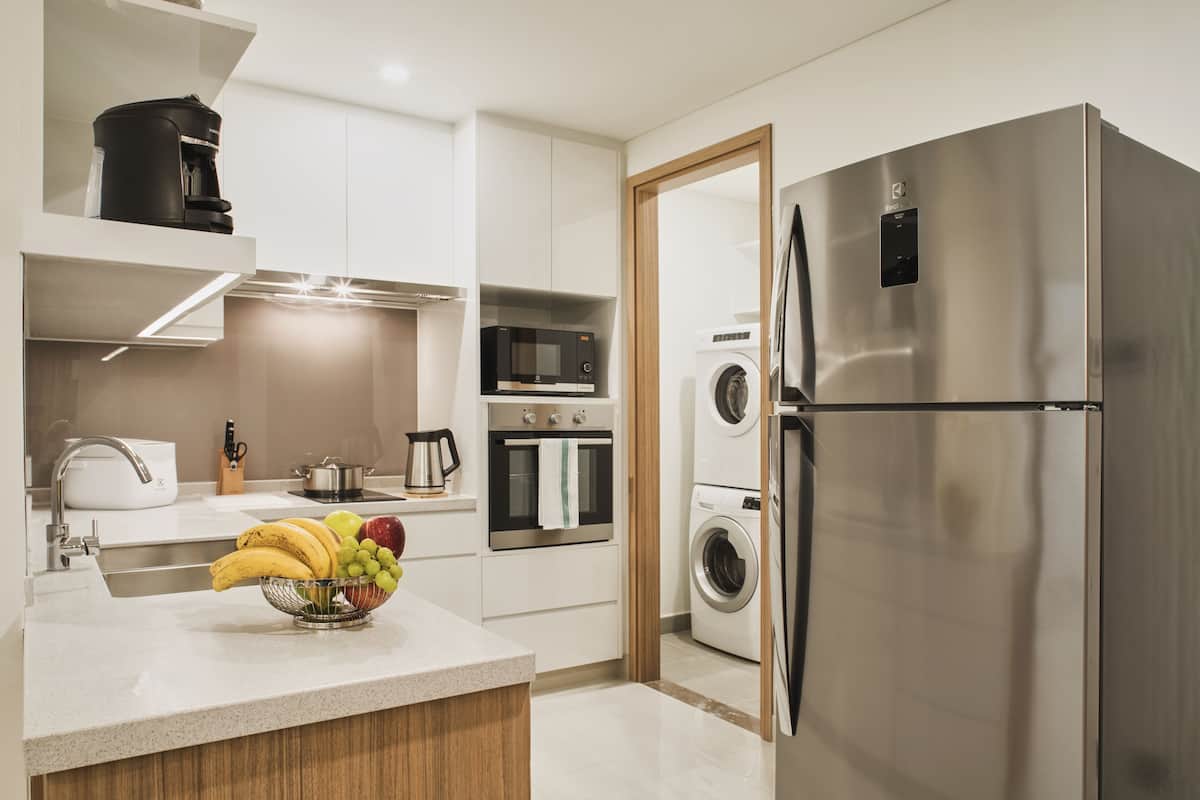 Full-sized fridge, microwave, stovetop, coffee/tea maker