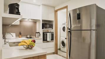 Full-sized fridge, microwave, stovetop, coffee/tea maker