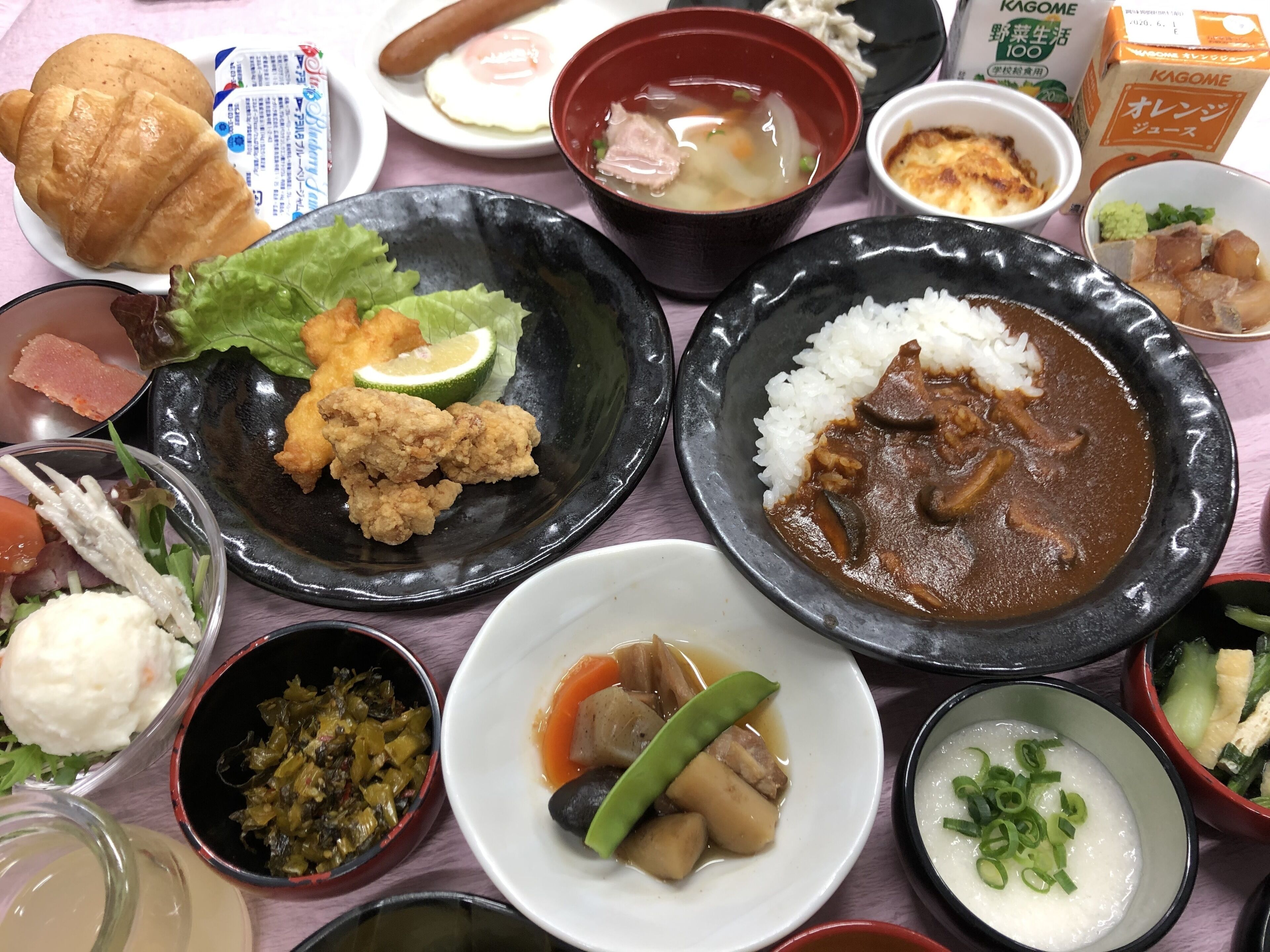 daily buffet breakfast (jpy 2000 per person)