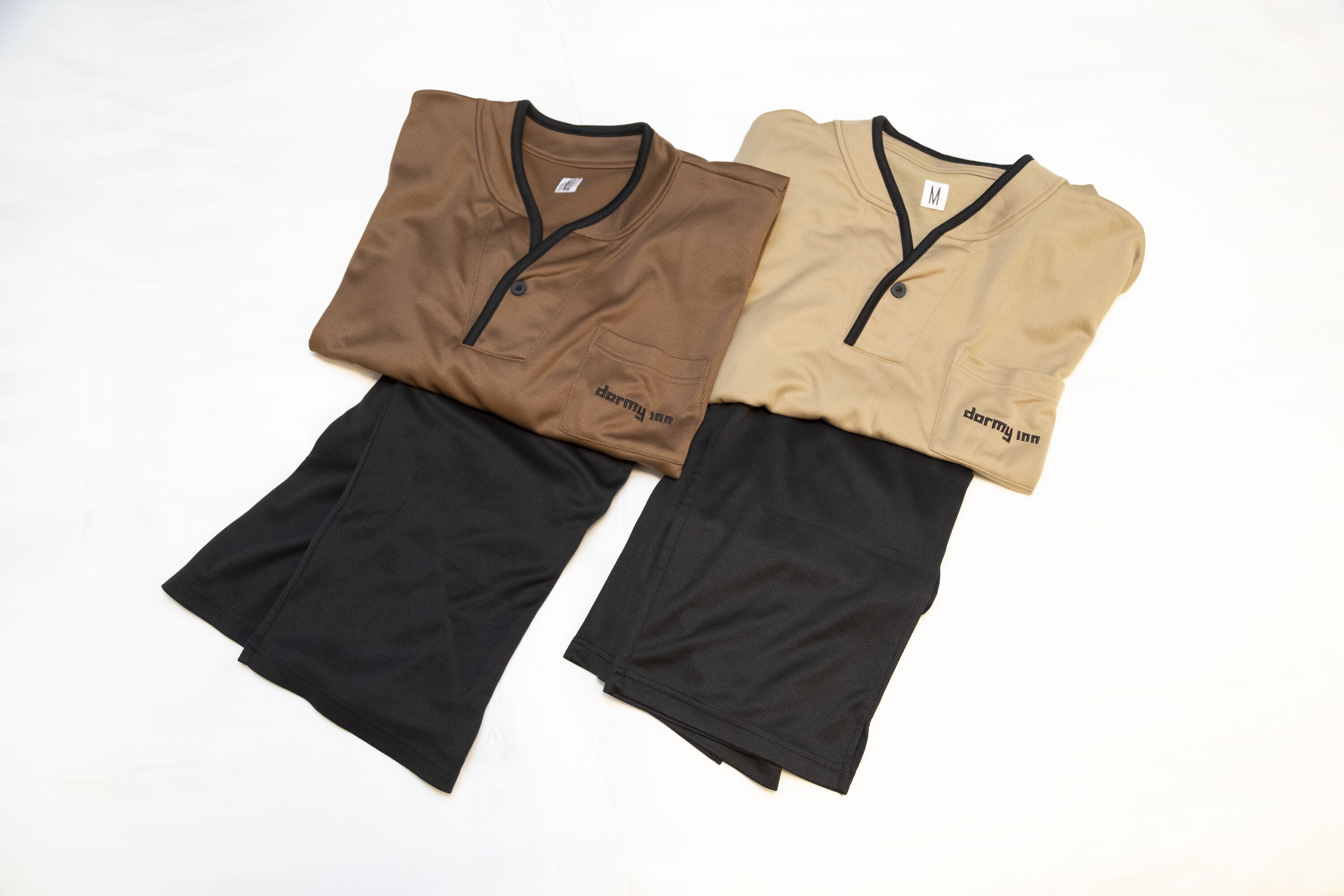 Två par shorts och t-shirts låg utlagda på en yta.