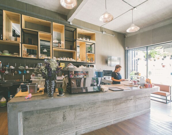 Cafe - The Tree Sleep and Space (Trang)