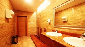 Regadera, amenidades de baño gratuitas, secadora de cabello, pantuflas 