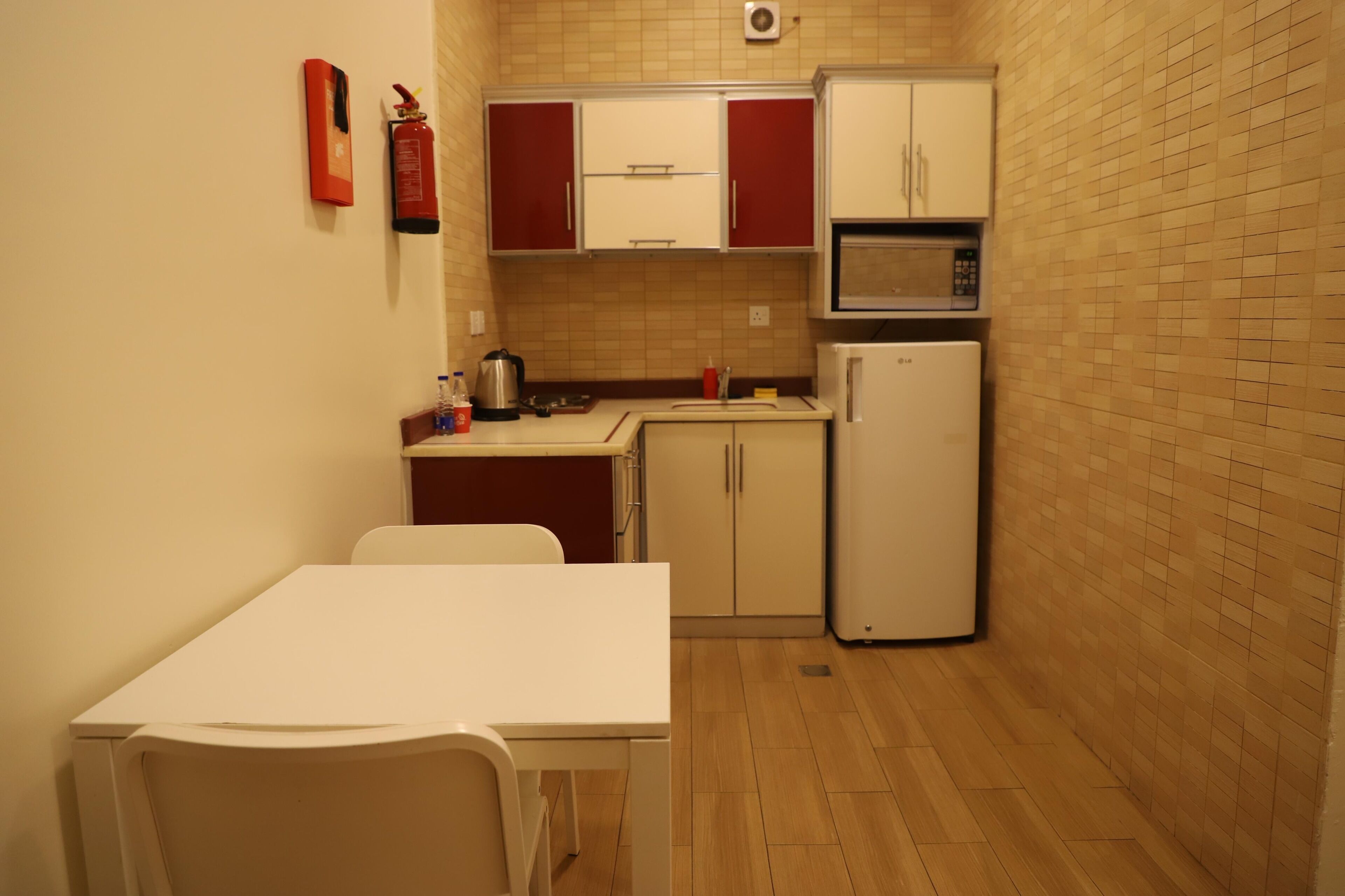 Mini réfrigérateur, micro-ondes, plaque de cuisson