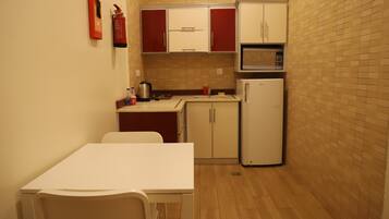 Mini réfrigérateur, micro-ondes, plaque de cuisson