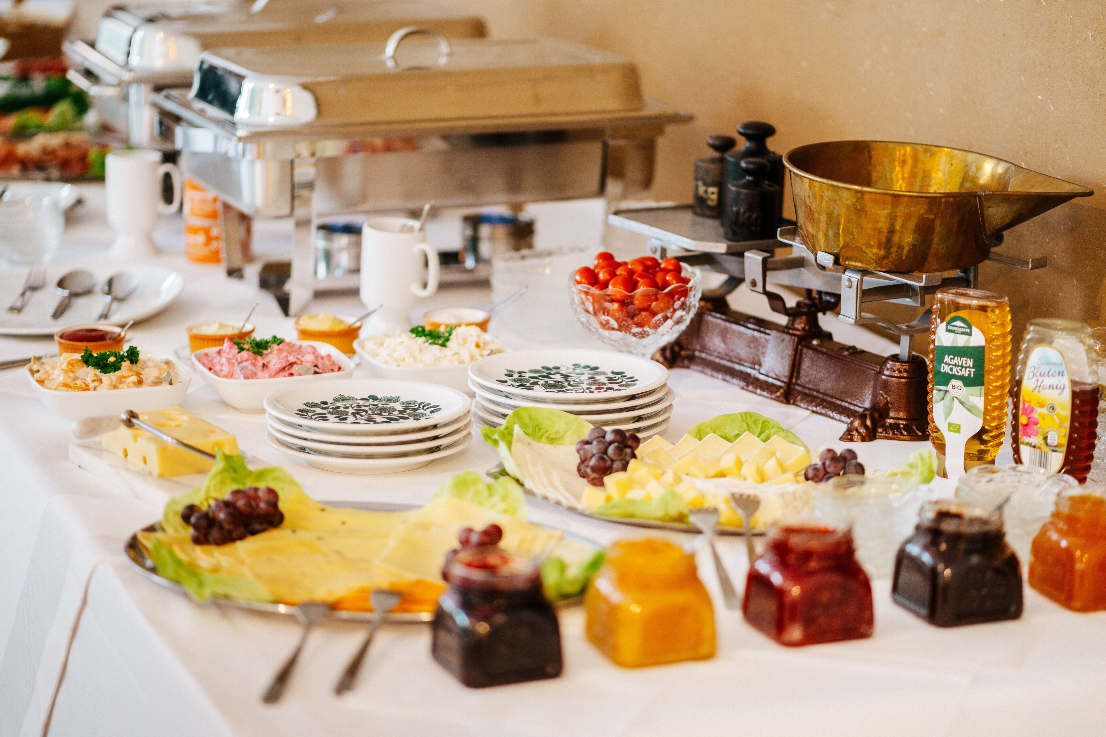 Une table de buffet proposant divers plats et accompagnements.