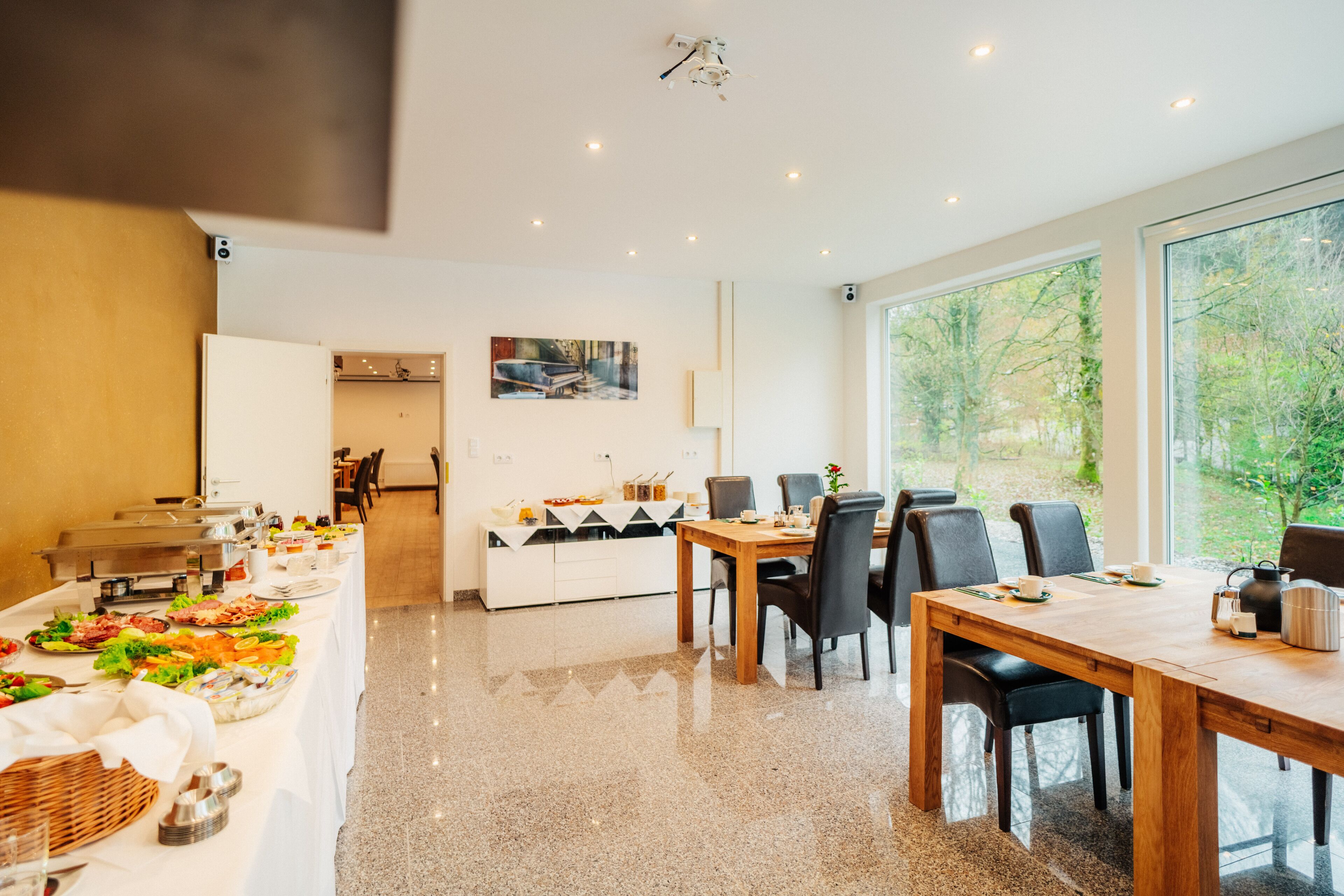 Tägliches Frühstücksbuffet gegen Gebühr