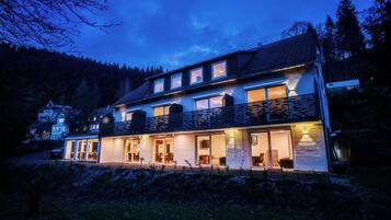 Facciata della struttura - sera/notte