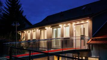 Fassade der Unterkunft – Abend/Nacht