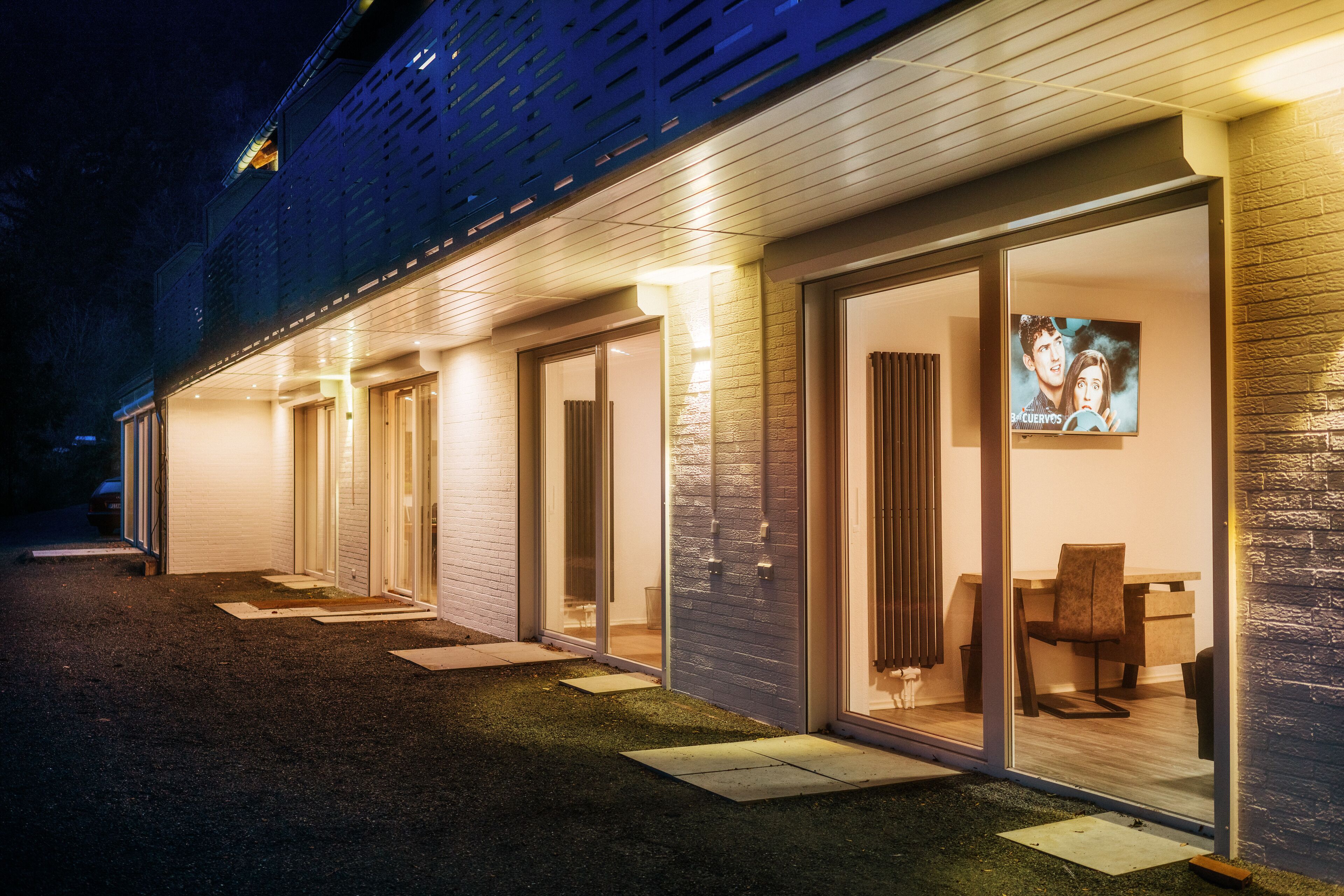 住宿正面 - 傍晚/夜晚