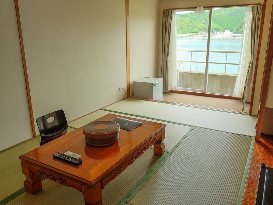 Tavanomainen huone, jaettu kylpyhuone (Japanese Style, For 3 People) | Tallelokero huoneessa, ilmainen Wi-Fi