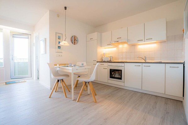 Køleskab, mikrobølgeovn, ovn, fryser