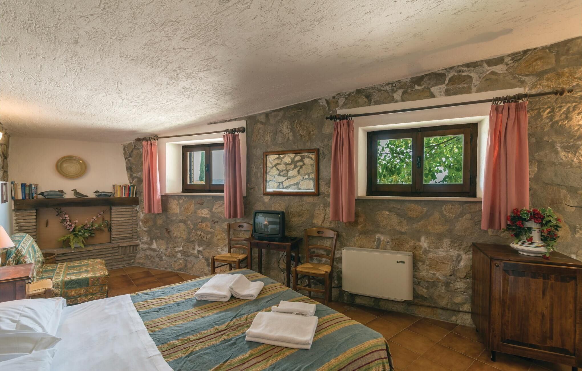 2 bedrooms, travel crib, WiFi (free)