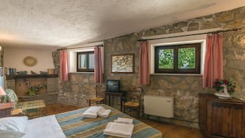 2 bedrooms, travel crib, WiFi (free)