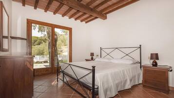 2 bedrooms, travel crib, free WiFi, bed sheets