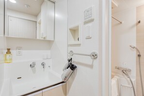 Separate tub and shower, deep soaking tub, free toiletries, hair dryer - nedoco OSAKA SHINSAIBASHI (formerly: FORESTAY Shinsaibashi) (Osaka)