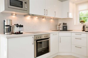Kühlschrank, Mikrowelle, Ofen, Geschirrspüler