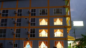 Façade de l’hébergement - soirée/nuit