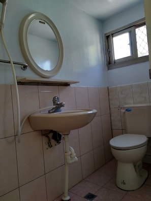 Habitación básica, 2 habitaciones, en esquina | Baño | Regadera, amenidades de baño gratuitas, toallas