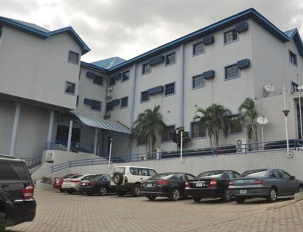Stylish building with a flat roof and multiple windows, offering a convenient parking area.