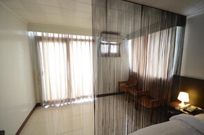 Cortinas blackout, Wi-Fi de cortesia, roupa de cama