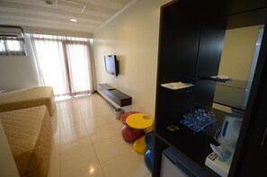 Cortinas opacas, wifi gratis, ropa de cama