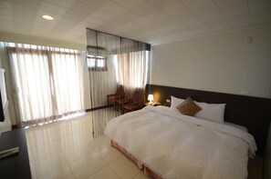 Verdunkelungsvorhänge, kostenloses WLAN, Bettwäsche