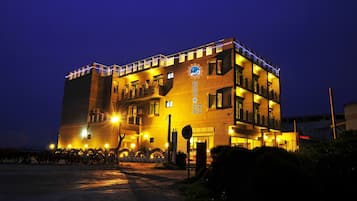 Façade de l’hébergement - soirée/nuit