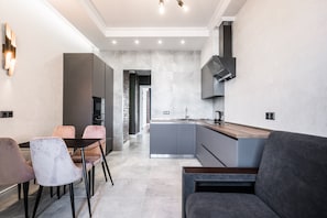 Design Apartment (Sverdlova Street 24) | Cozinha privada | Geladeira, micro-ondas, cooktop, cafeteira/chaleira