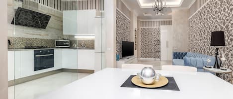Departamento de lujo, 1 habitación (Sverdlova Street 24) | Área de sala de estar | Televisión de pantalla plana de 42 pulgadas con canales por cable