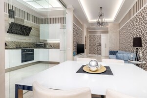 奢華公寓, 1 間臥室 (Sverdlova Street 24) | 客廳 | 42 吋平面電視連有線電視頻道、電視