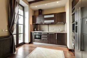 尊爵套房, 2 間臥室, 非吸煙房, 城市景觀 (Prospekt Niezavisimosti 14) | 私人廚房 | 電冰箱、微波爐、爐台、咖啡機/沖茶器