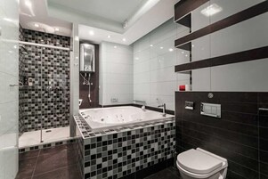 Exclusive-Suite, 2 Schlafzimmer, Nichtraucher, Stadtblick (Prospekt Niezavisimosti 14) | Badezimmer | Dusche, kostenlose Toilettenartikel, Haartrockner, Handtücher