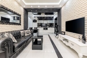 Luxury-Apartment, 1 Schlafzimmer (Lenina Street 11) | Wohnbereich | 42-Zoll-Flachbildfernseher mit Kabelempfang, Fernseher