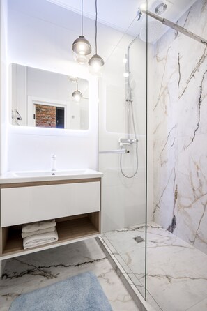Design Apartment (Sverdlova Street 24) | 욕실 | 샤워 시설, 무료 세면용품, 헤어드라이어, 타월