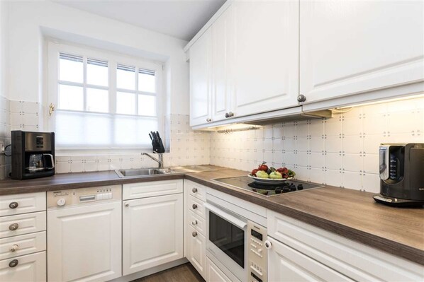 Ovn, opvaskemaskine, højstol